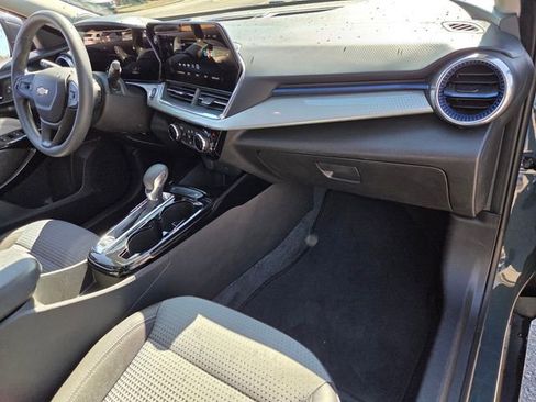 Used 2025 Chevrolet Trax LT image 17