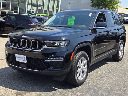 Certified 2023 Jeep Grand Cherokee Limited w/ Luxury Tech Group II AWD/4WD image 5