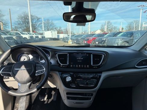 Used 2020 Chrysler Pacifica Touring-L Plus image 12