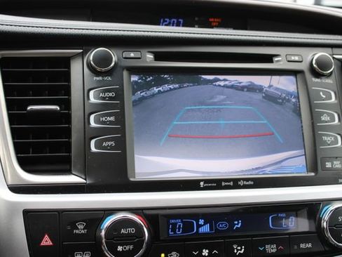 Used 2018 Toyota Highlander XLE AWD/4WD image 3