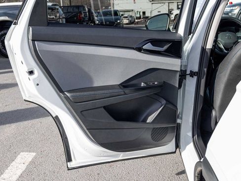 Used 2024 Volkswagen Taos SE image 10