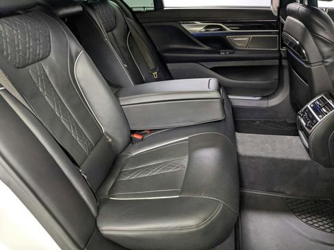 Used 2022 BMW 750i xDrive w/ Executive Package image 26