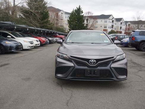 Used 2021 Toyota Camry SE image 2