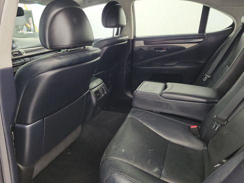 Used 2013 Lexus LS 460 w/ Comfort Pkg RWD image 9