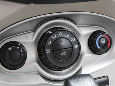 Used 2015 Ford Fiesta SE image 35