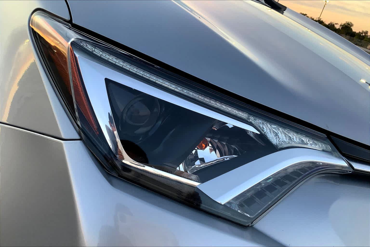 Used 2018 Toyota RAV4 XLE w/ Plus Extra Value Package FWD image 26
