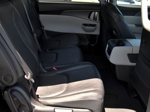 Used 2024 Kia Carnival LX FWD image 47