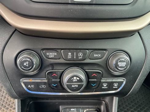 Used 2015 Jeep Cherokee Latitude w/ Comfort/Convenience Group AWD/4WD image 17