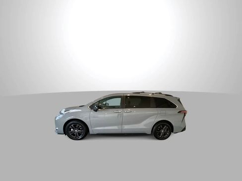 Used 2024 Toyota Sienna XSE w/ XSE Plus Package image 5
