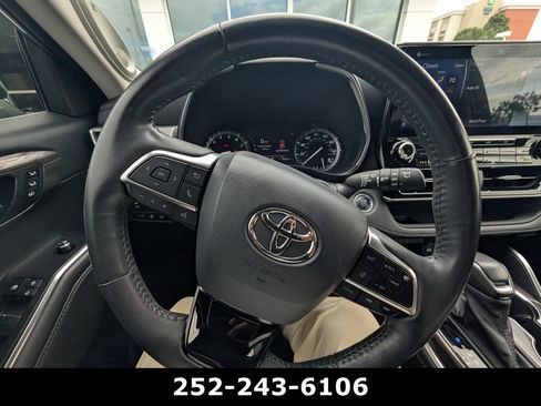 Used 2021 Toyota Highlander Platinum AWD/4WD image 16
