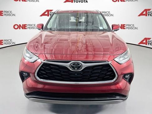 Used 2023 Toyota Highlander Platinum FWD image 2