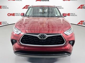 Used 2023 Toyota Highlander Platinum FWD video 2
