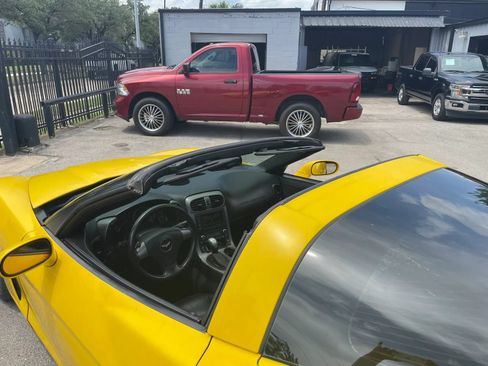 Used 2006 Chevrolet Corvette Coupe w/ Preferred Equipment Group RWD image 17