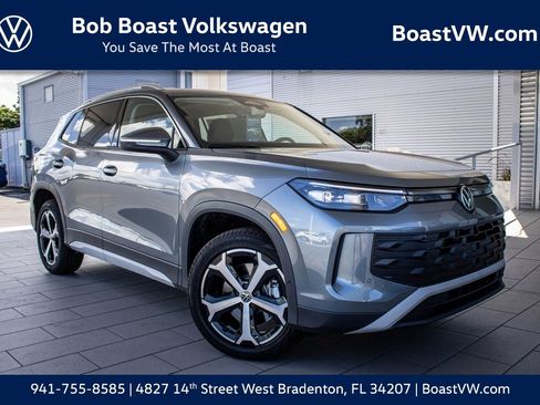 Certified 2025 Volkswagen Tiguan SE image 1