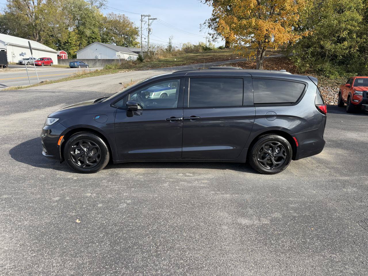 Used 2021 Chrysler Pacifica Touring-L w/ S Appearance Package FWD image 2