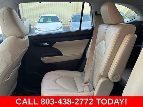 Used 2020 Toyota Highlander XLE FWD image 13