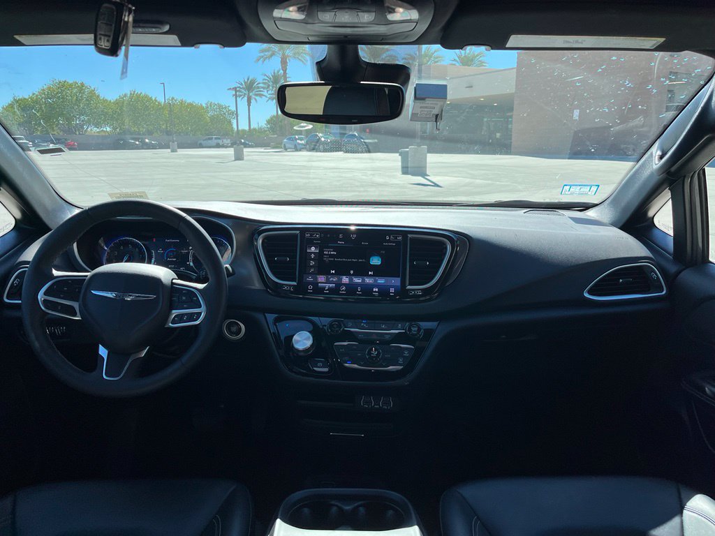 Used 2025 Chrysler Pacifica Select FWD image 13