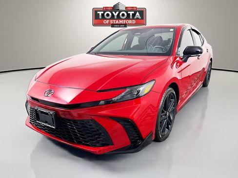 Used 2026 Toyota Camry Hybrid FWD image 3
