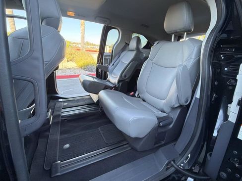 Used 2024 Toyota Sienna XLE FWD image 37