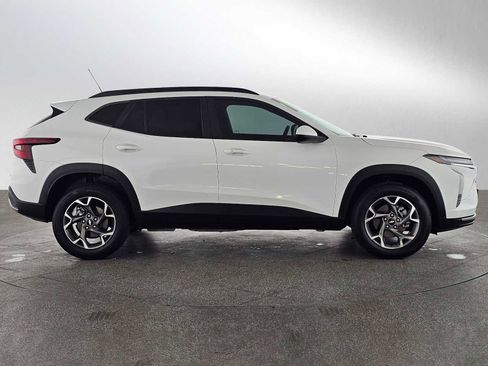 Used 2024 Chevrolet Trax LT w/ Driver Confidence Package FWD image 2