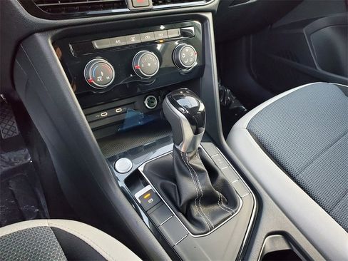 New 2025 Volkswagen Taos SE image 9