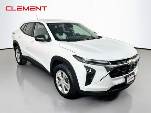 Used 2024 Chevrolet Trax LS w/ Driver Confidence Package FWD image 4