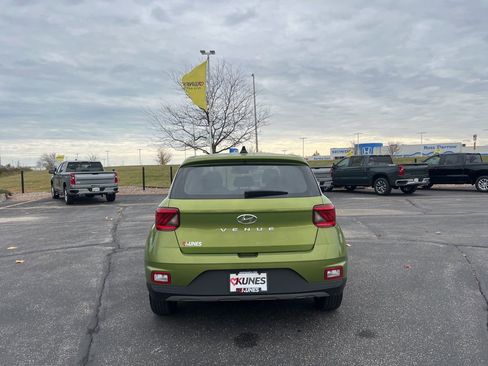 Used 2022 Hyundai Venue SE image 4