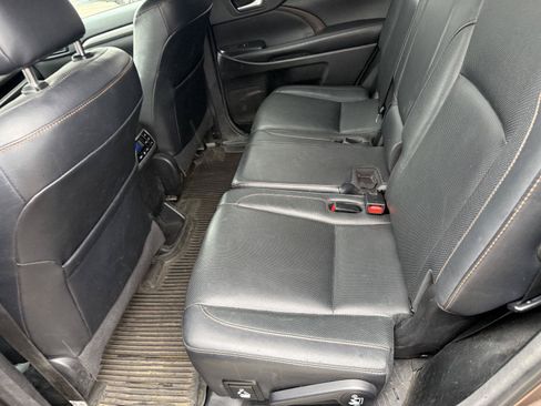 Certified 2018 Toyota Highlander Limited Platinum AWD/4WD image 11