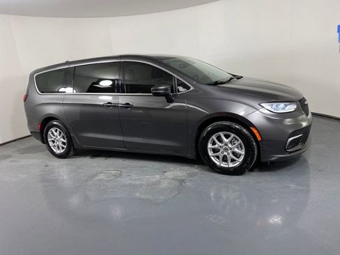 Used 2023 Chrysler Pacifica Touring-L image 1