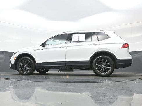 Used 2022 Volkswagen Tiguan SE w/ Panoramic Sunroof Package AWD/4WD image 29