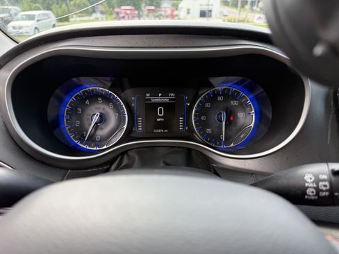 Used 2020 Chrysler Pacifica Touring-L FWD image 14