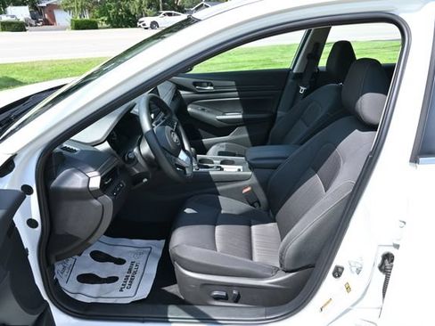 Used 2025 Nissan Altima 2.5 SV FWD image 27