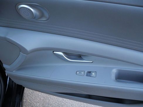 Used 2021 Hyundai Elantra SE image 17