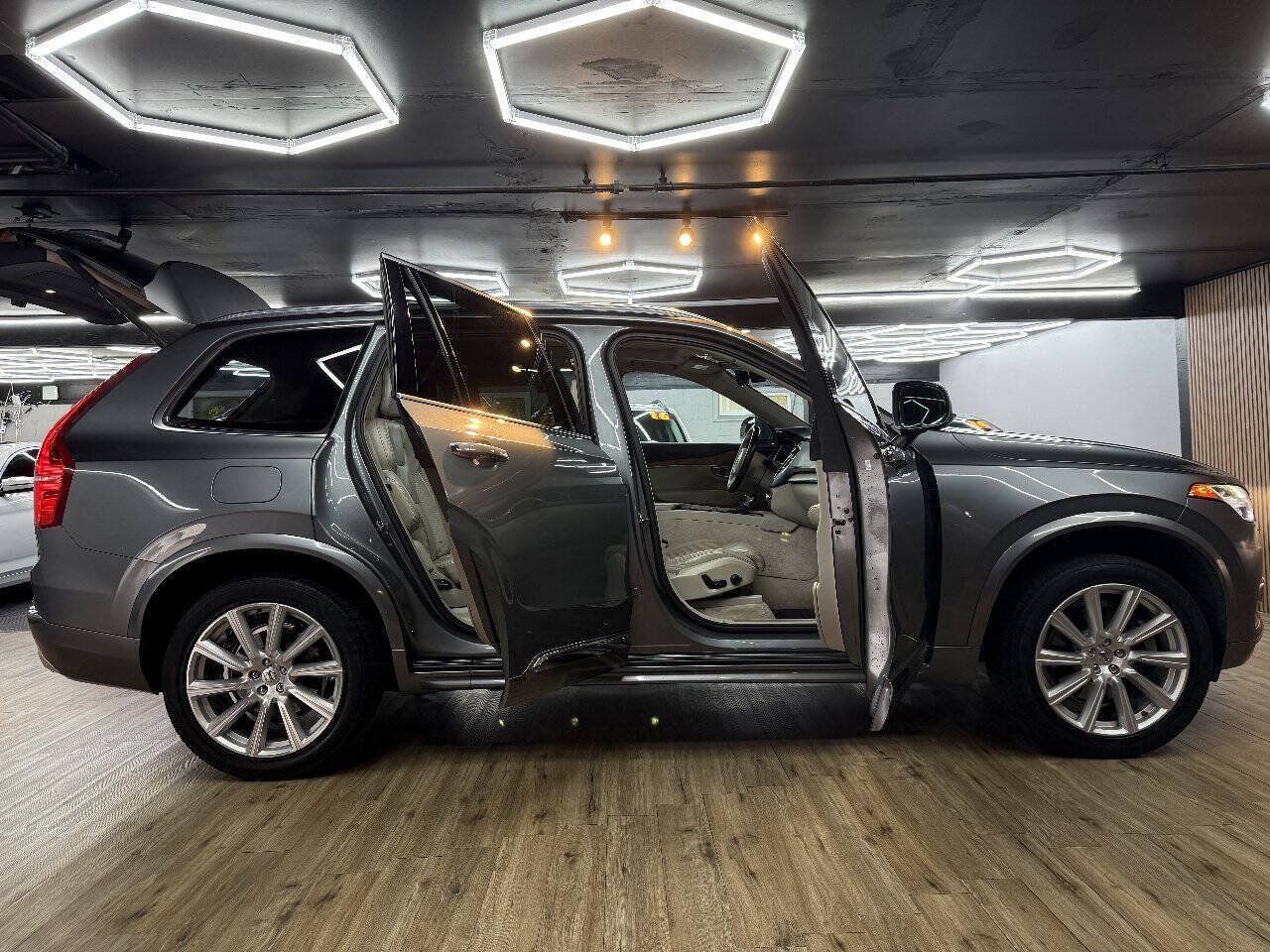 Used 2016 Volvo XC90 T6 Inscription w/ Vision Package AWD/4WD image 17