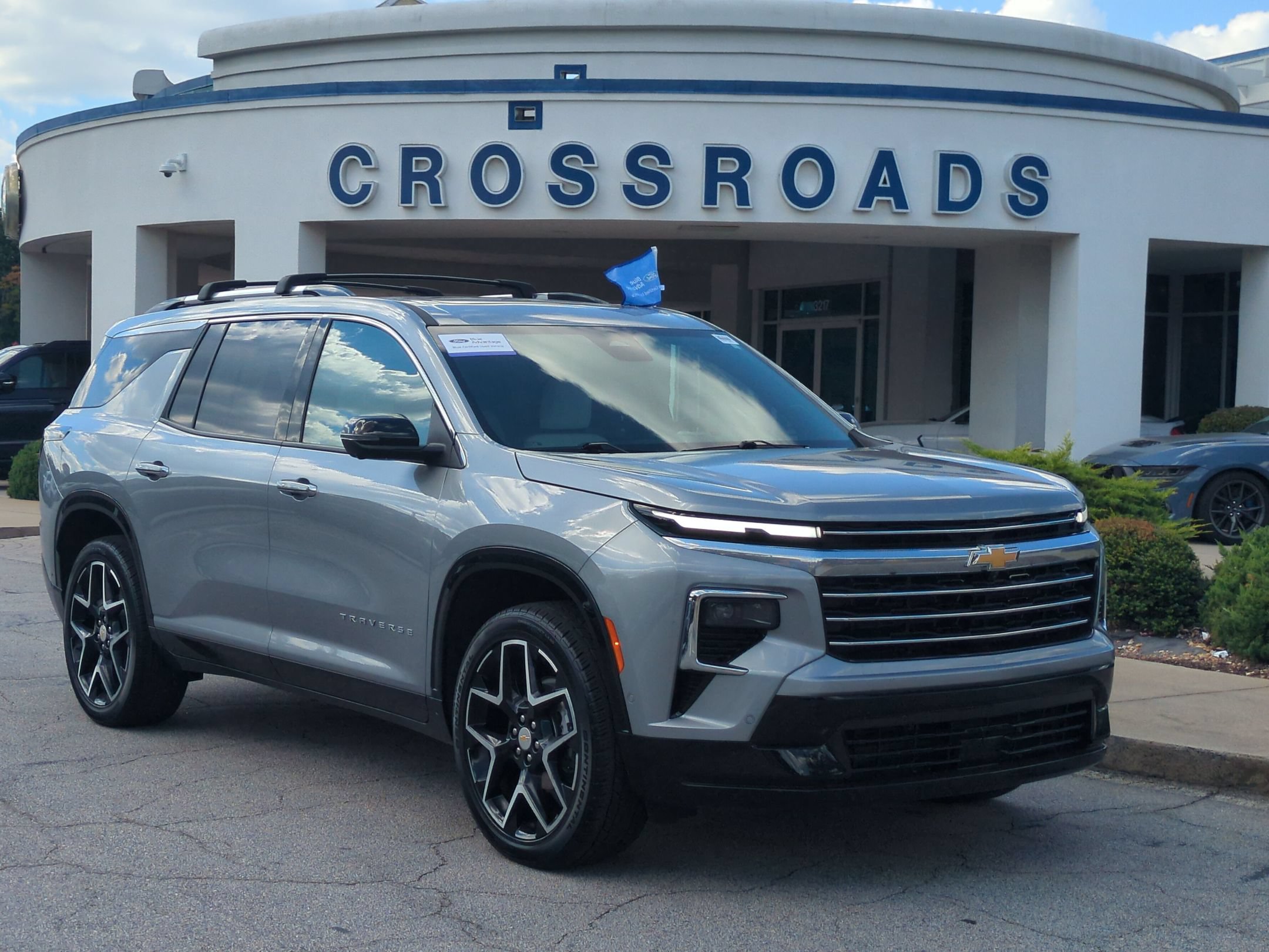 Used 2025 Chevrolet Traverse High Country FWD image 1