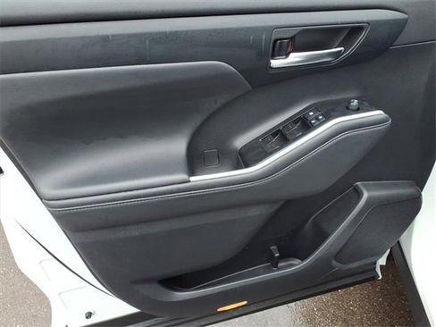 Certified 2022 Toyota Highlander XLE image 14