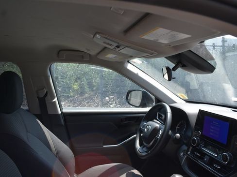 Used 2025 Toyota Highlander LE FWD image 19