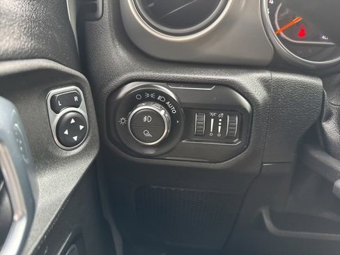 Used 2021 Jeep Gladiator Willys image 17