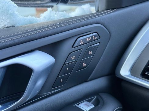 Used 2025 BMW X7 M60i image 21