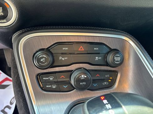Used 2015 Dodge Challenger SXT w/ Driver Convenience Group RWD image 8