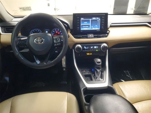 Used 2021 Toyota RAV4 LE image 9