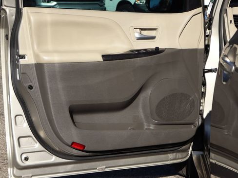 Used 2017 Toyota Sienna LE image 15