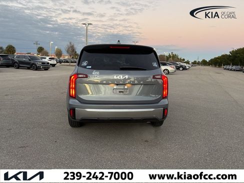 Certified 2025 Kia Telluride LX image 5