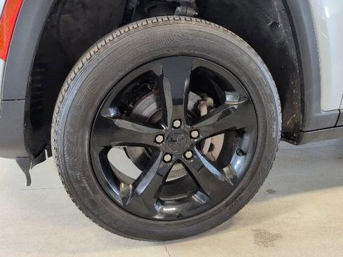 Used 2023 Jeep Grand Cherokee Altitude AWD/4WD image 9