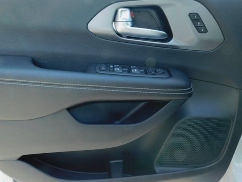 New 2026 Chrysler Pacifica Select FWD image 10