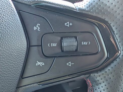 Used 2025 Chevrolet Trax RS w/ Sunroof Package image 22