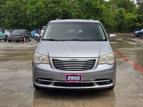 Used 2014 Chrysler Town & Country Touring image 2