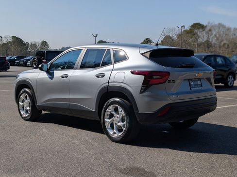 Used 2024 Chevrolet Trax LS w/ LS Convenience Package image 7