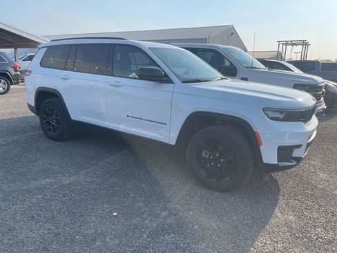 Used 2024 Jeep Grand Cherokee L Laredo image 4