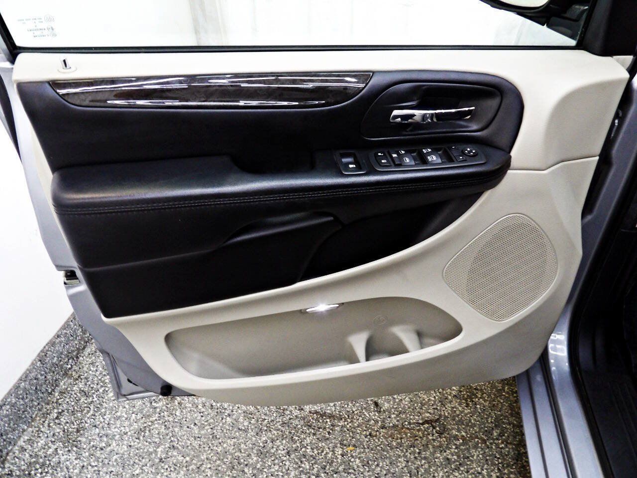 Used 2019 Dodge Grand Caravan SE w/ UConnect Hands-Free Group FWD image 7